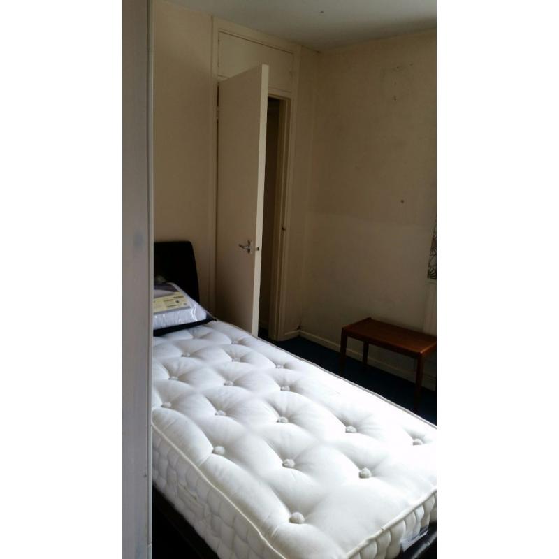 Sigle room to rent