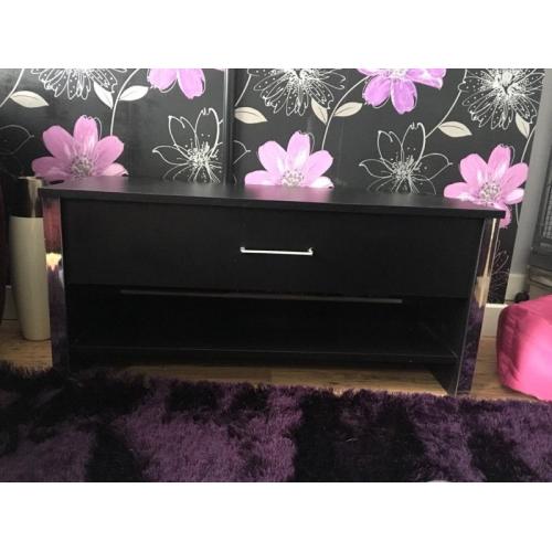 Black coffee table wi h mirrored edge