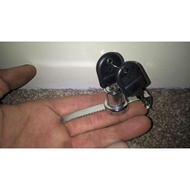 lock and key for reptile tank
