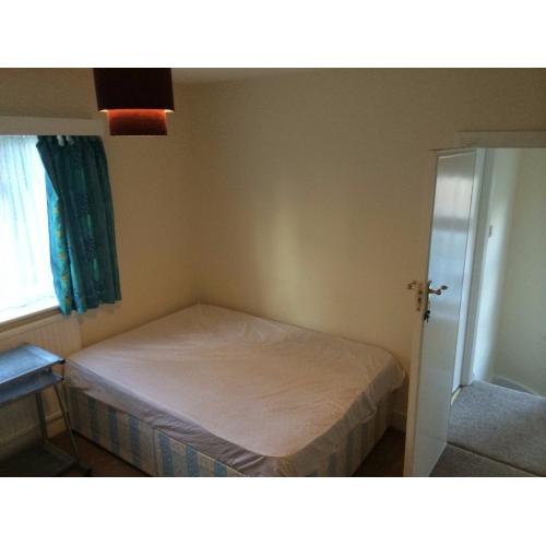 Double bed room for rent in Kingsbury church lane.