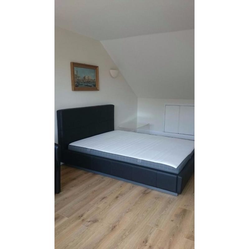 Big DOUBLE Room with En-suite bathroom for a single or Couples