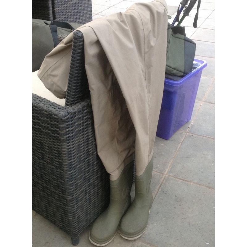 Snowbee Breathable bootfoot waist waders size 9