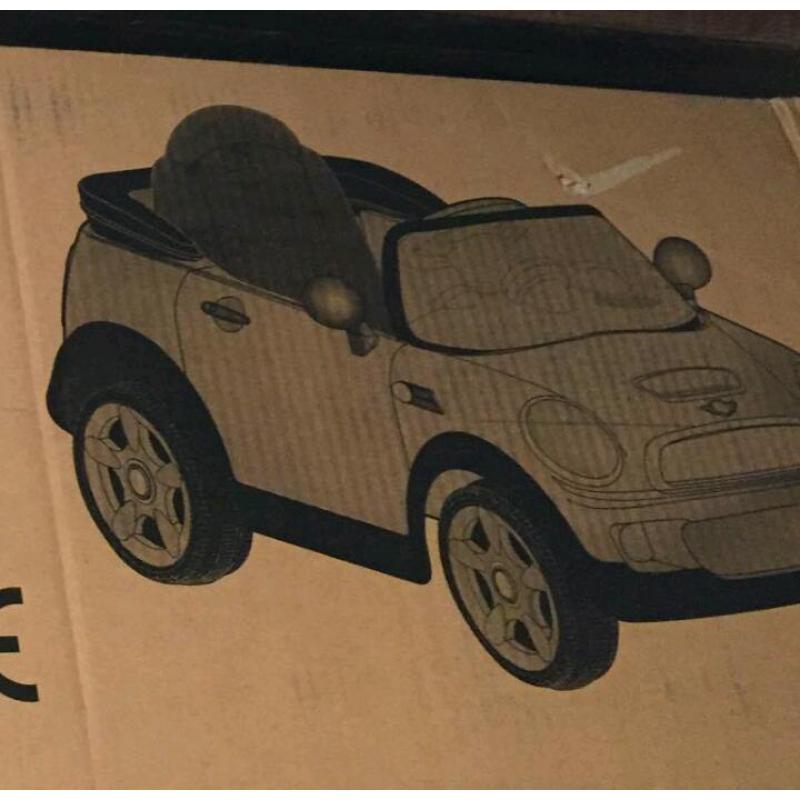 Brandnew 12v mini cooper (gloss white) boxed new sealed