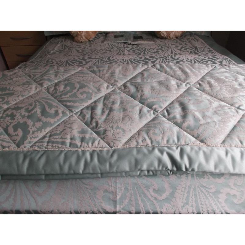 BEDDING BUNDLE - DUVET COVER - THROW / BED COVER - PILLOW CASES - 2 PAIRS CURTAINS - 2 CUSHIONS