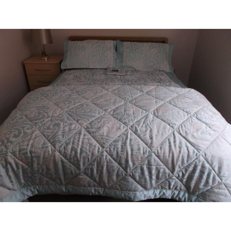 BEDDING BUNDLE - DUVET COVER - THROW / BED COVER - PILLOW CASES - 2 PAIRS CURTAINS - 2 CUSHIONS