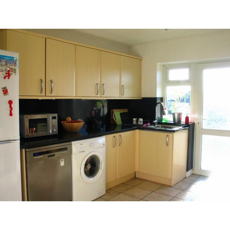 Clean tidy single room available now in South Bristol (No agency fees)
