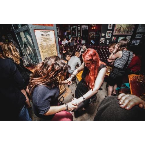 Unique Entertainment Bar is looking for Glass Collectors & Bar Backs