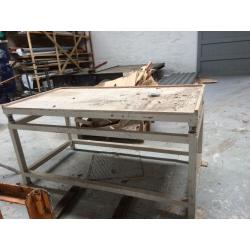 Pre-cast shaker table in perfect condition