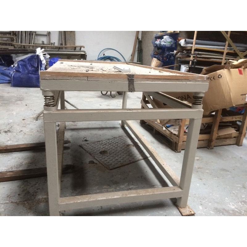 Pre-cast shaker table in perfect condition