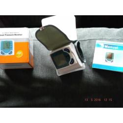 WRIST BLOOD PRESSURE MONITOR