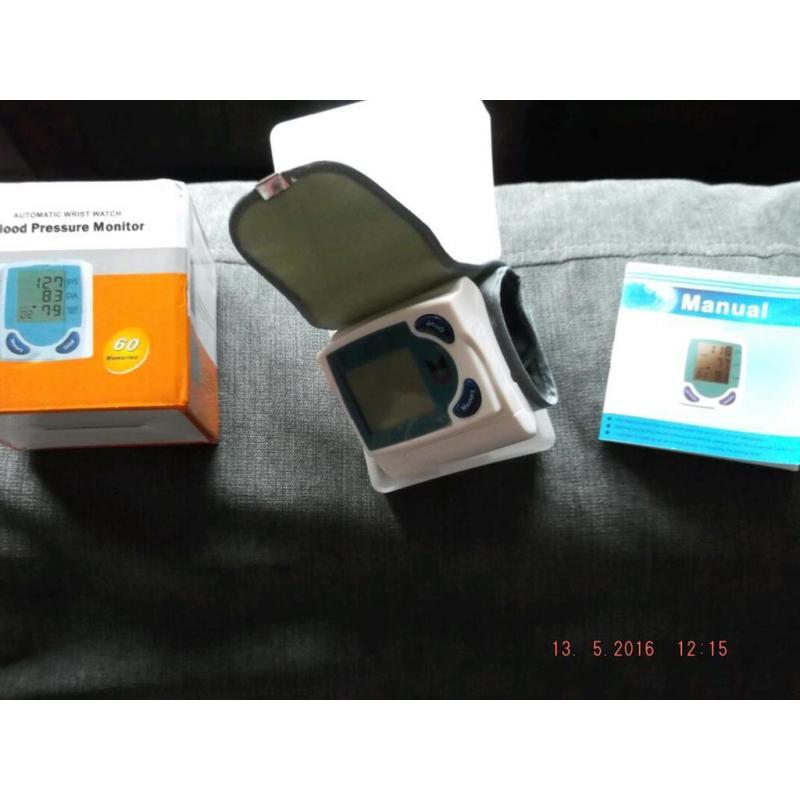 WRIST BLOOD PRESSURE MONITOR