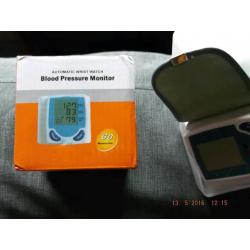WRIST BLOOD PRESSURE MONITOR