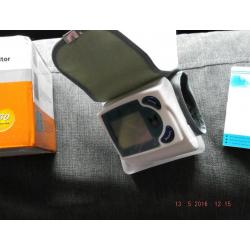 WRIST BLOOD PRESSURE MONITOR
