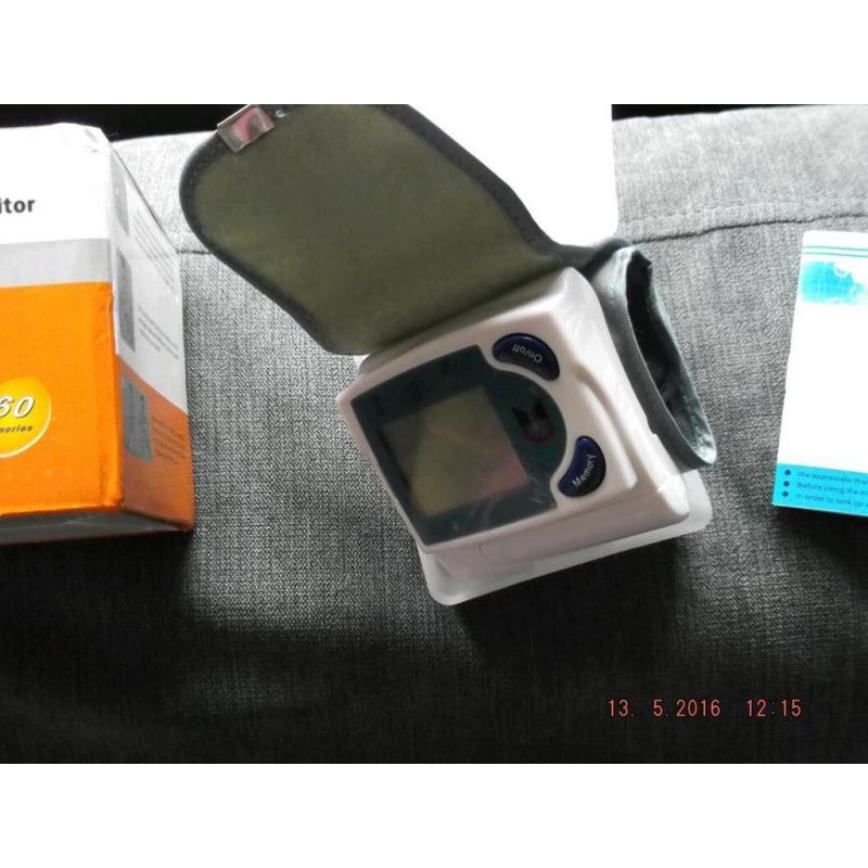 WRIST BLOOD PRESSURE MONITOR