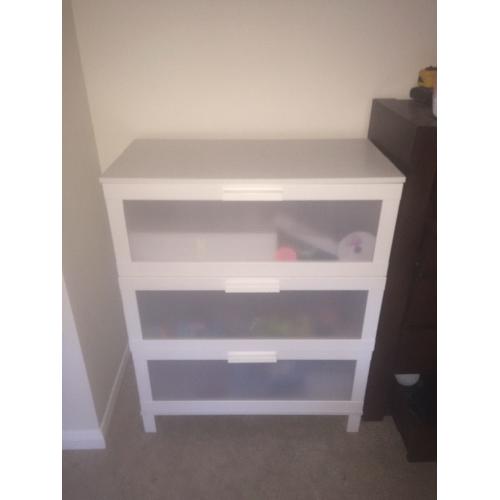 White chest of drawers