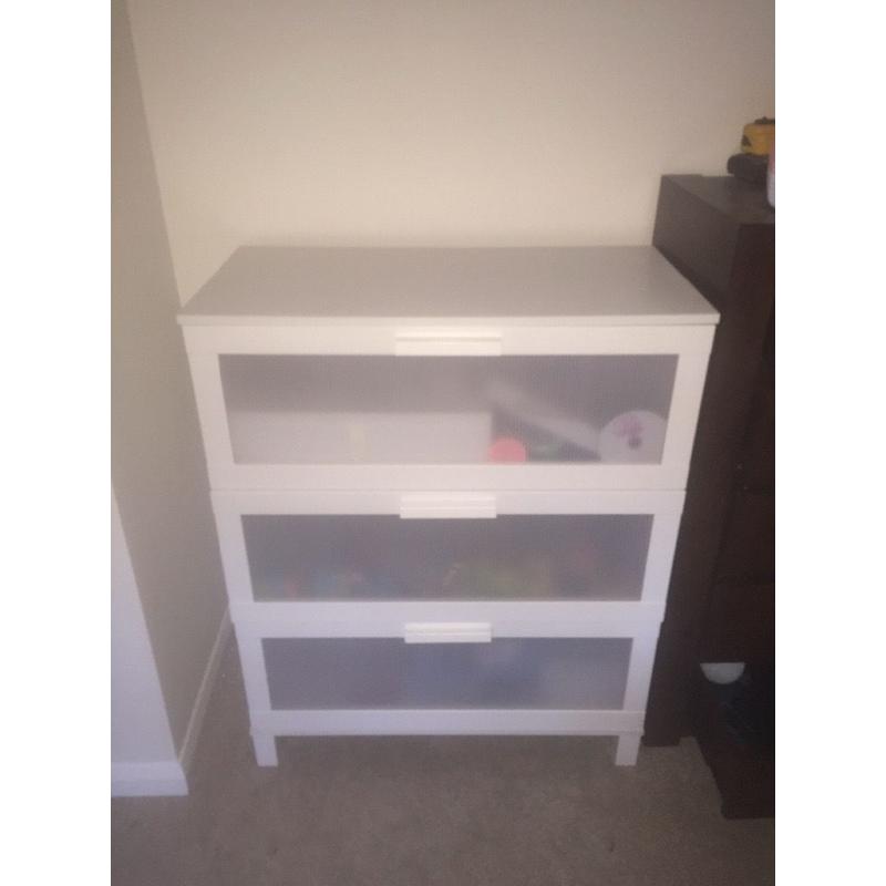 White chest of drawers