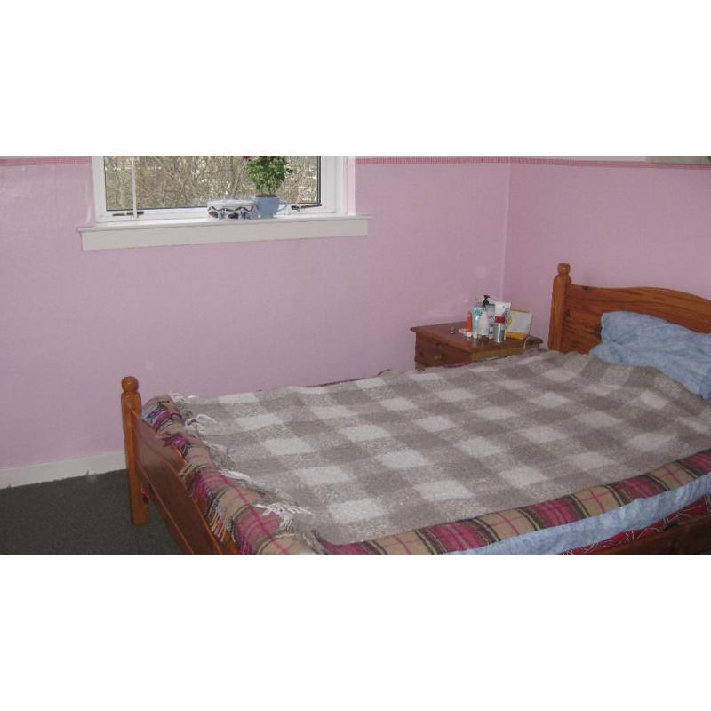 A double room has become available ( in our two-bedroom flat) - immediate entry!