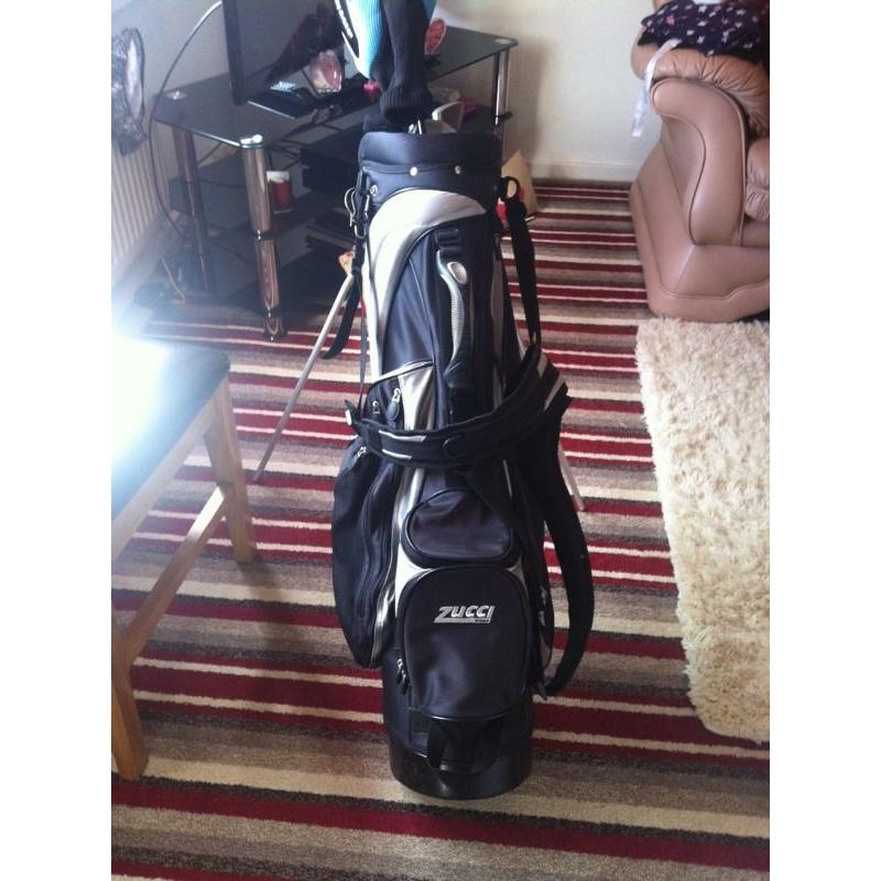 Golf bag with stand