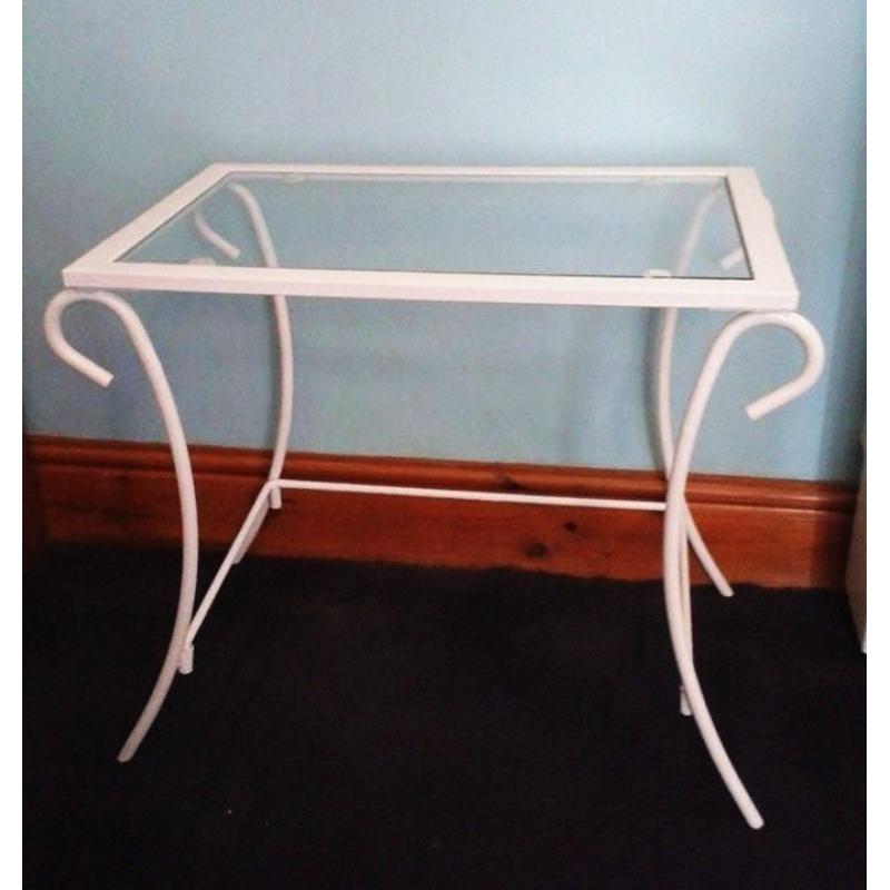 WHITE METAL & GLASS NEST OF 3 TABLES