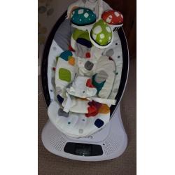 4moms Mamaroo with newborn insert