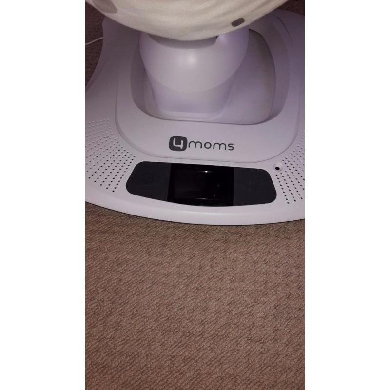 4moms Mamaroo with newborn insert