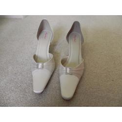 Rainbow Club Ivory shoes size 7