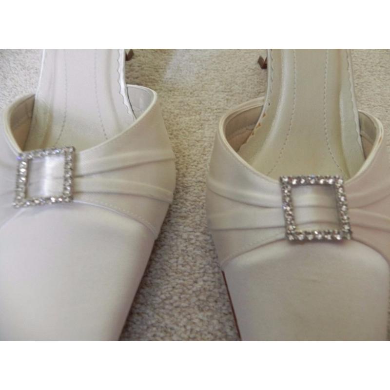 Rainbow Club Ivory shoes size 7