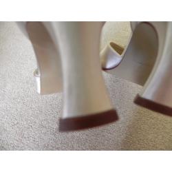 Rainbow Club Ivory shoes size 7