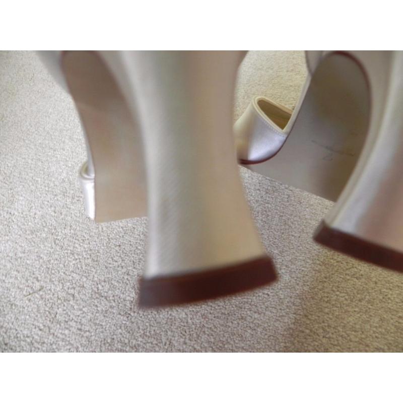 Rainbow Club Ivory shoes size 7
