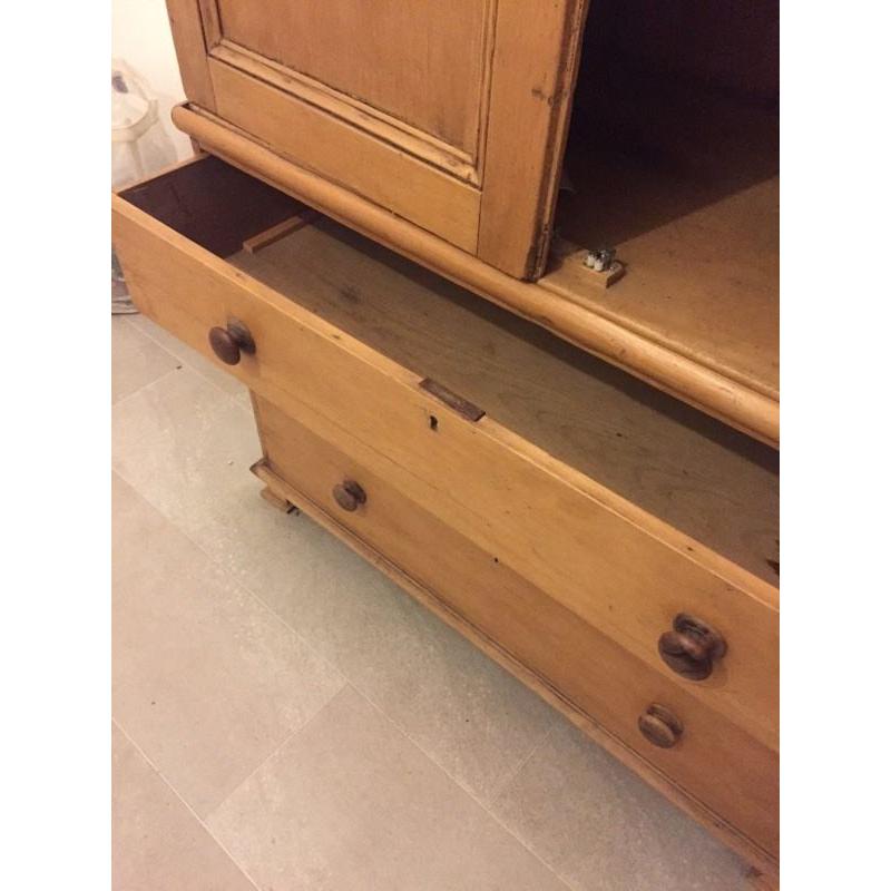 Pine dresser