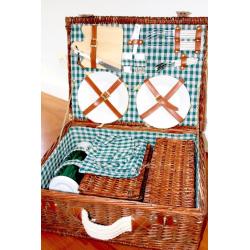 Pretty Hamper Excellent condition. Never been used.