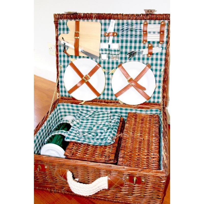 Pretty Hamper Excellent condition. Never been used.