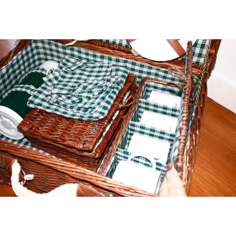 Pretty Hamper Excellent condition. Never been used.