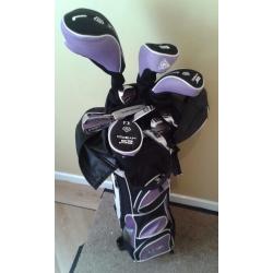 Ladies Dunlop right hand set of golf clubs, bag and gloves
