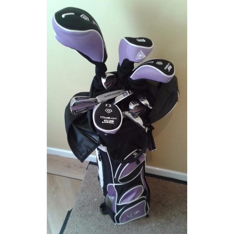 Ladies Dunlop right hand set of golf clubs, bag and gloves