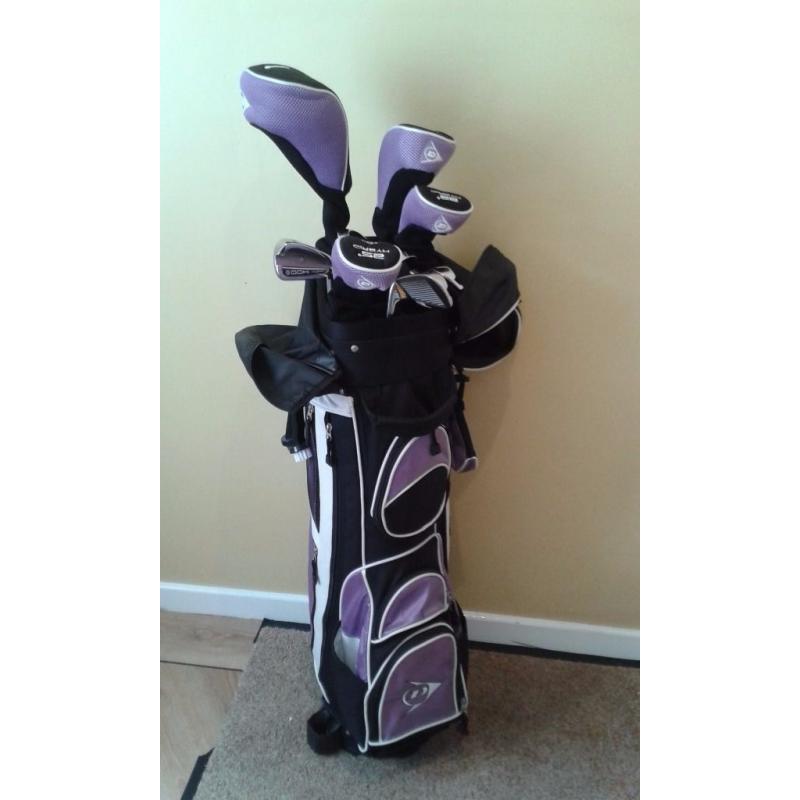 Ladies Dunlop right hand set of golf clubs, bag and gloves