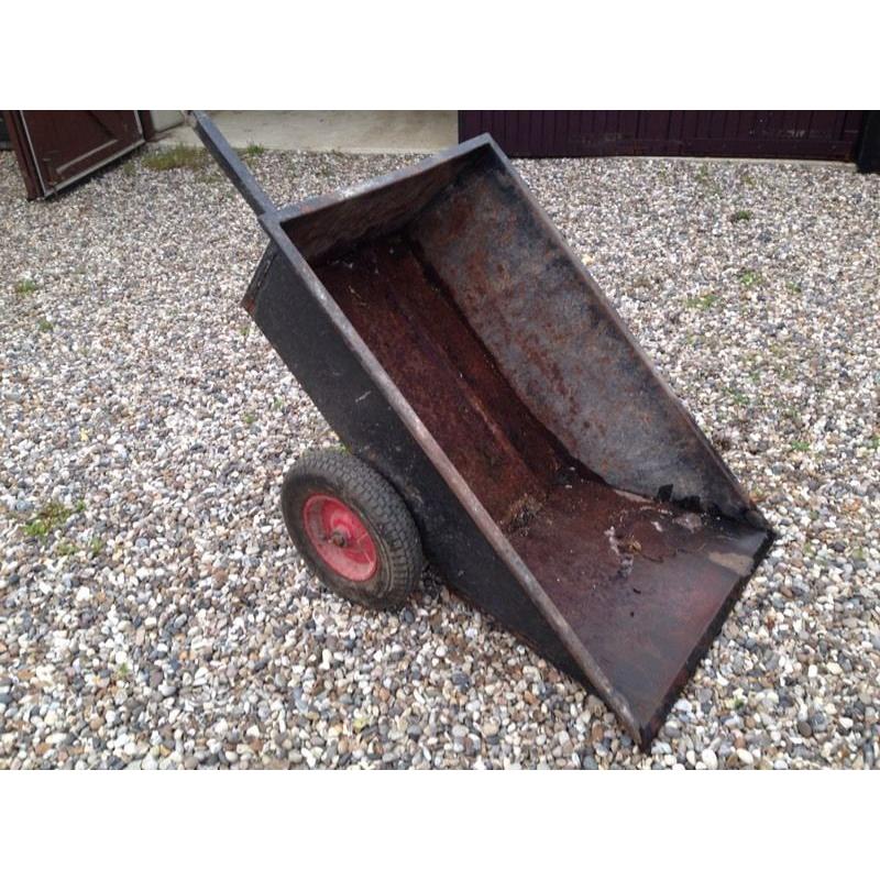 Lawnmower trailer with tipping action