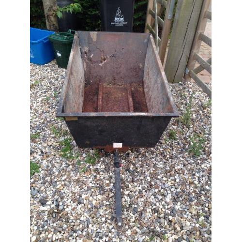 Lawnmower trailer with tipping action