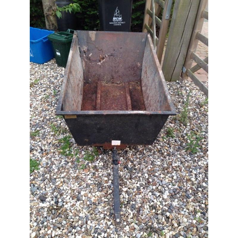 Lawnmower trailer with tipping action
