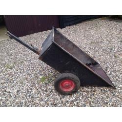 Lawnmower trailer with tipping action