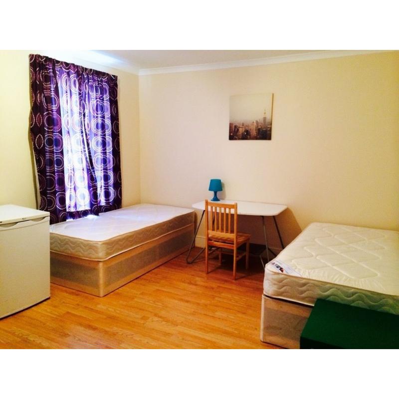 COSY TWIN/DOUBLE ROOM HABITACION DOBLE, 7 MNTS WALK EAST INDIA DLR, 5 MNT CANNING TOWN, CANARY WHARF