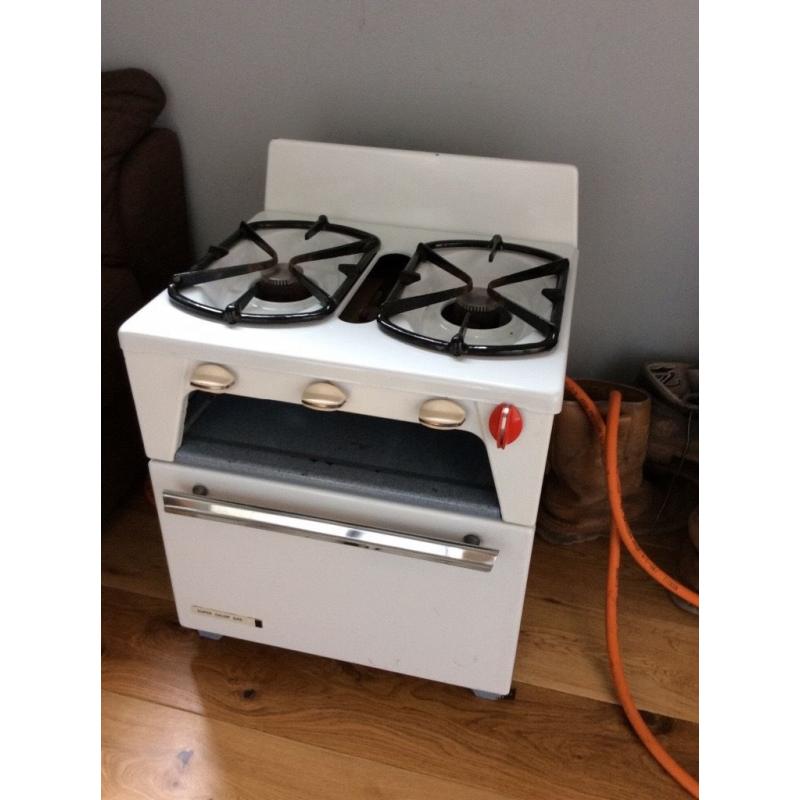 Cal or camping cooker oven grill great condition even has backsplash it has a grill pan