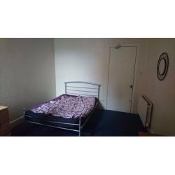 Room to rent in 4 bedroom flat in West End Glasgow