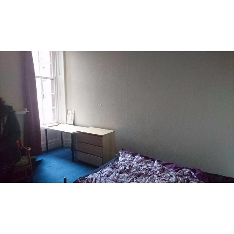 Room to rent in 4 bedroom flat in West End Glasgow