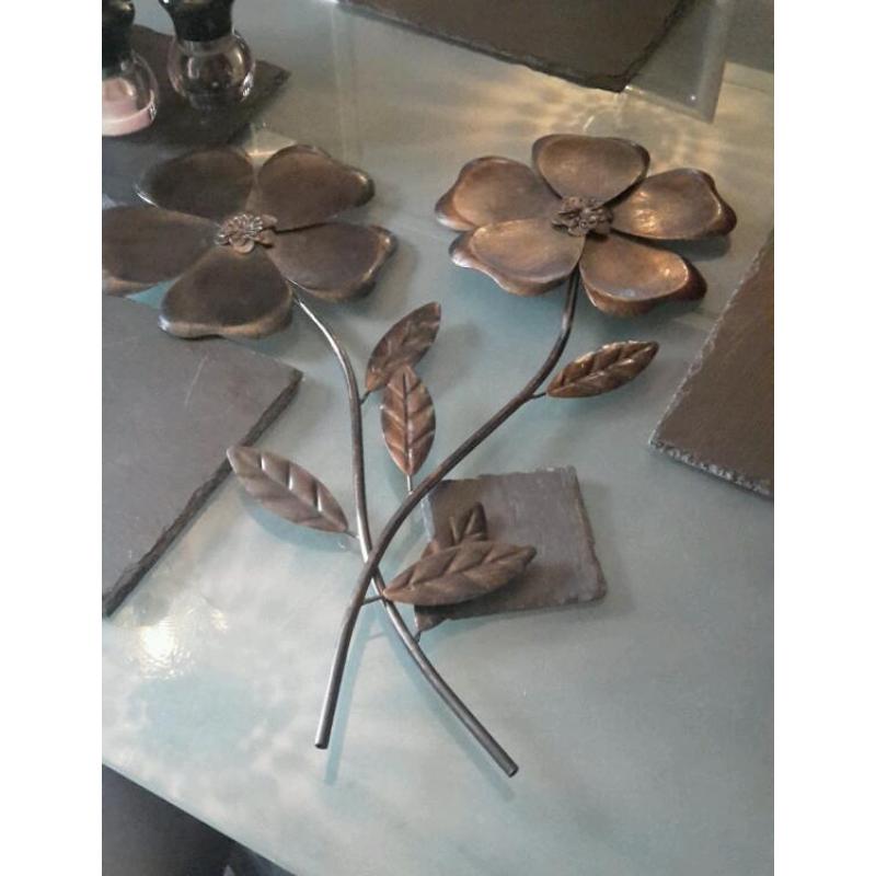 Set of 2 metal flower hangings