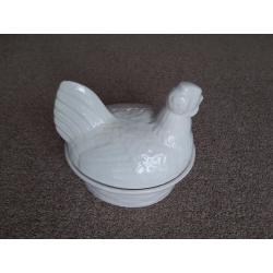 CHICKEN/HEN EGG STORAGE WHITE CERAMIC EXCELLENT CONDITION