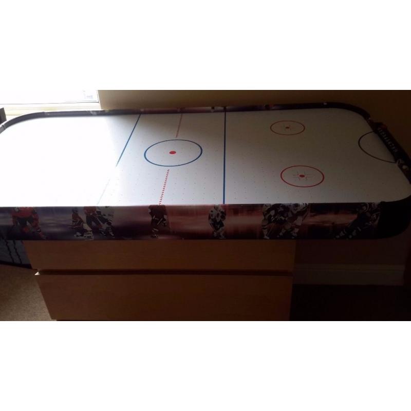 Air hockey table