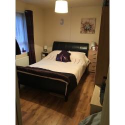 Looking for a profesional male/female interested in a room in a two bedroom flat