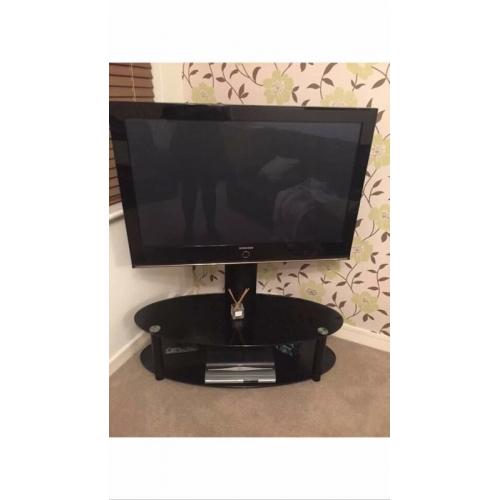 Black glass to stand (tv not included)