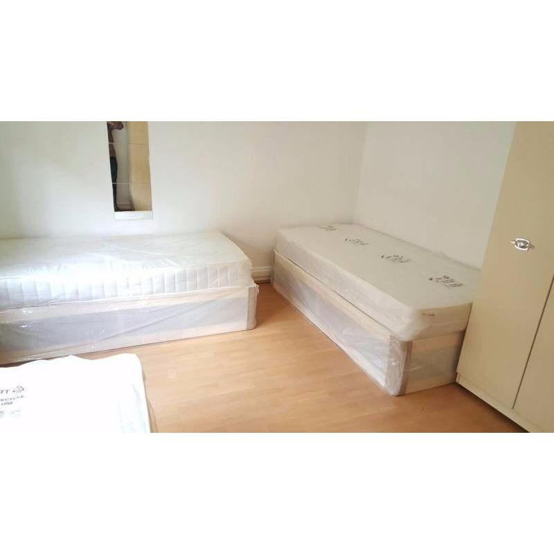 ONE BED ON A TRIPLE ROOM AVAILABLE NOW, NO DEPOSIT, FANTASTIC LOCATION!!!